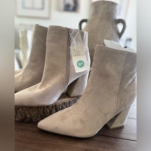 A New Day Women's Taupe Cullen Ankle Boots
SIZE 9.5 - Picture 9 of 9